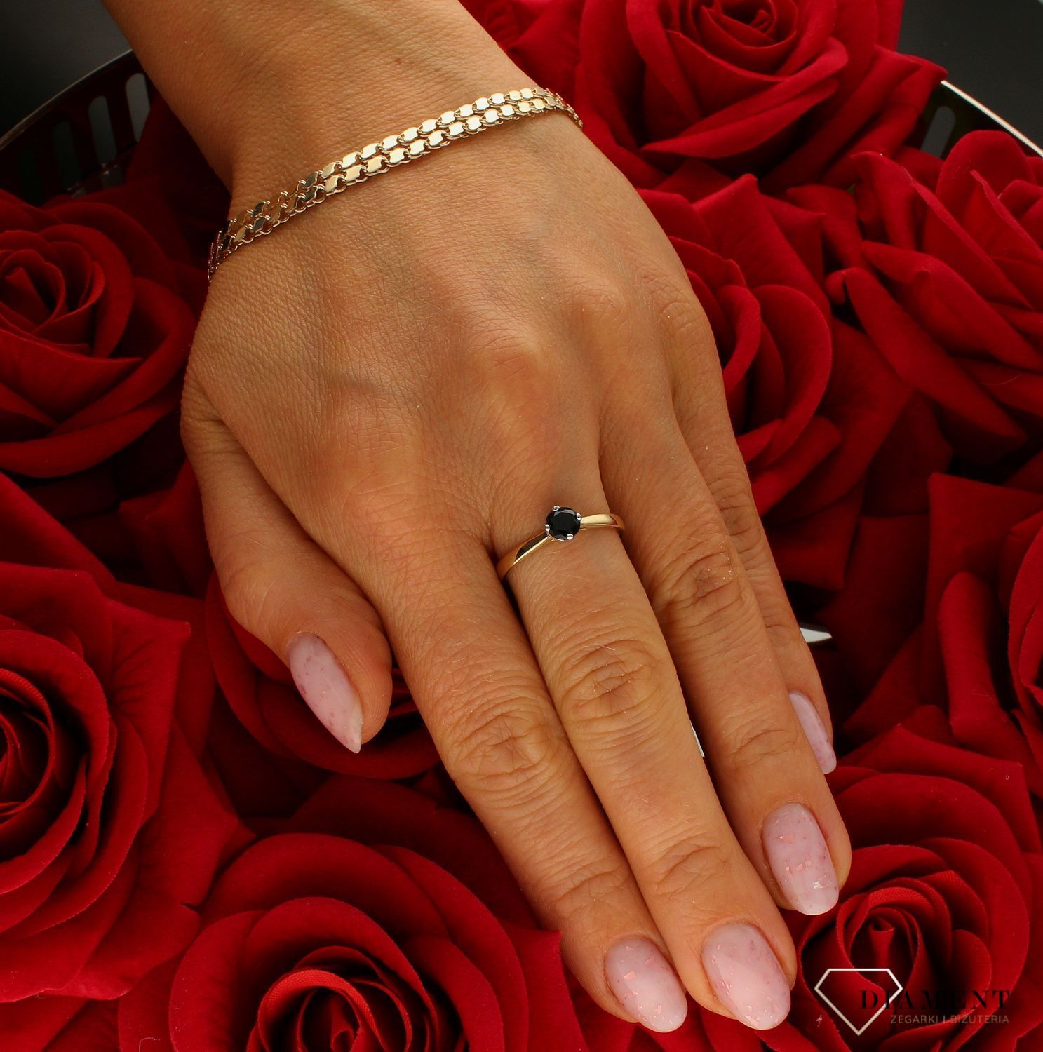 Złoty pierścionek damski 375 zaręczynowy z czarną cyrkonią PI 4926B 375. Złota biżuteria na prezent. Pierścionki złote na prezent. Pomysł na prezent dla kobiety. Oryginalny złoty pierścionek. Pierścionek na zaręczyny..jpg